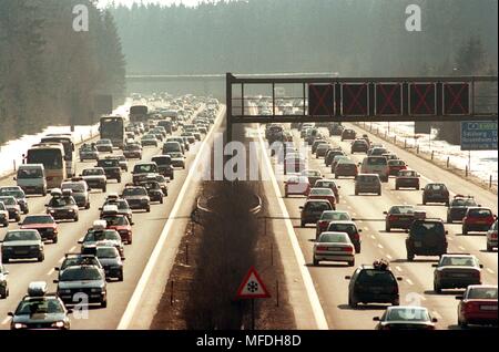 Die 'Shift' unter den Winterurlauber led am 24.2.1996 auf der Autobahn A8 München-Salzburg zu kilometerlangen Staus. Auch anderen bayerischen Autobahnen berichtet Behinderungen wegen der starken Verkehr. | Verwendung weltweit Stockfoto