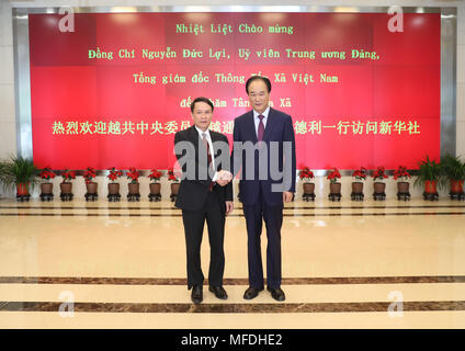 Peking, China. 25 Apr, 2018. Präsident der Xinhua Nachrichtenagentur Cai Mingzhao (R) trifft sich mit Nguyen Duc Loi, General Director von Vietnam News Agency (VNA), in Peking, der Hauptstadt von China, 25. April 2018. Credit: Wang Ye/Xinhua/Alamy leben Nachrichten Stockfoto