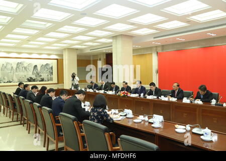 Peking, China. 25 Apr, 2018. Präsident der Xinhua Nachrichtenagentur Cai Mingzhao erfüllt mit Nguyen Duc Loi, General Director von Vietnam News Agency (VNA), in Peking, der Hauptstadt von China, 25. April 2018. Credit: Wang Ye/Xinhua/Alamy leben Nachrichten Stockfoto