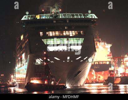 Das kreuzfahrtschiff Bau "Costa Victoria" verlässt die Lloyd Werft in Bremerhaven am frühen Morgen des 1.7.96 auf die letzte Werft Probefahrt in der Nordsee zu laufen. 350 Besatzungsmitglieder und 1000 Spezialisten sind wieder einmal den Luxus Schiff gebaut von der Bremer Vulkan Verbund zu steuern. Der Ozeanriese, ausgestattet mit modernster Technik, ist auf die Zeit bis zum italienischen Costa Reederei am 15. Juli ausgeliefert werden. | Verwendung weltweit Stockfoto