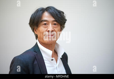 25 April 2018, Deutschland, Dortmund: Der Direktor des Balletts, Xin Peng Wang. Das Theater Dortmund präsentiert die 2018/2019 Programm für Oper, Schauspiel, Kinder- und Jugendtheater, Ballett, und dem Philharmonischen Orchester Dortmund auf einer Pressekonferenz. Foto: Bernd Thissen/dpa Stockfoto