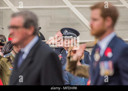 London, Großbritannien. 25. April 2018. Prinz Harry (im Bild) und Boris Johnson besuchen eine AnZAC Day Gedenkfeier am Ehrenmal, in Whitehall. Credit: Guy Bell/Alamy leben Nachrichten Stockfoto