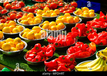 Bridport, Dorset, Großbritannien. 25. April 2018. Eine bunte Anzeige von Obst und Gemüse auf einem Marktstand bei Bridport in Dorset während der Städte Mittwoch Markt Tag. Foto: Graham Jagd-/Alamy leben Nachrichten Stockfoto