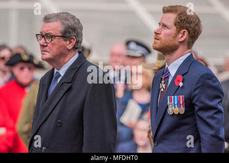 London, Großbritannien. 25. April 2018. Prinz Harry (im Bild) und Boris Johnson besuchen eine AnZAC Day Gedenkfeier am Ehrenmal, in Whitehall. Credit: Guy Bell/Alamy leben Nachrichten Stockfoto