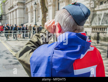 London, Großbritannien. 25. April 2018. Ein Veteran, verpackt in einer australischen Flagge Uhren als die Parade verteilt - Prinz Harry und Boris Johnson besuchen eine AnZAC Day Gedenkfeier am Ehrenmal, in Whitehall. Credit: Guy Bell/Alamy leben Nachrichten Stockfoto