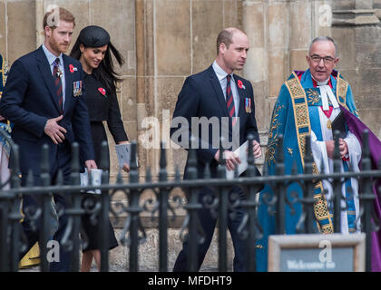 London, Großbritannien. 25. April 2018. Die Prinzen William und Harry und Meghan Markle verlassen die Abtei und danke dem Klerus - ein AnZAC Day Memorial service an der Westminster Abbey. Credit: Guy Bell/Alamy leben Nachrichten Stockfoto