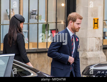 London, Großbritannien. 25. April 2018. Die Prinzen William und Harry und Meghan Markle verlassen die Abtei und danke dem Klerus - ein AnZAC Day Memorial service an der Westminster Abbey. Credit: Guy Bell/Alamy leben Nachrichten Stockfoto