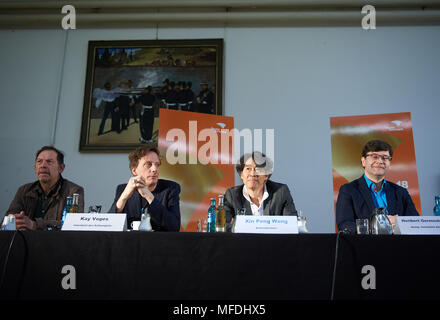 25 April 2018, Deutschland, Dortmund: Der Direktor des Kinder- und Jugendtheaters Andreas Gruhn (L-R), das Drama Regisseur, Kay Voges, der Direktor des Balletts, Xin Peng Wang, und künstlerischer Leiter der Oper, Heribert Germeshausen, auf der Bühne neben einander sitzen. Das Theater Dortmund präsentiert die 2018/2019 Programm für Oper, Schauspiel, Kinder- und Jugendtheater, Ballett, und dem Philharmonischen Orchester Dortmund. Foto: Bernd Thissen/dpa Stockfoto