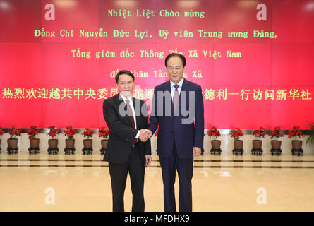 Peking, China. 25 Apr, 2018. Präsident der Xinhua Nachrichtenagentur Cai Mingzhao (R) trifft sich mit Nguyen Duc Loi, General Director von Vietnam News Agency (VNA), in Peking, der Hauptstadt von China, 25. April 2018. Credit: Wang Ye/Xinhua/Alamy leben Nachrichten Stockfoto