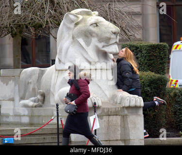 Glasgow, Schottland, Großbritannien, 25. April. UK Wetter junge Mädchen touristische Küsse Kenotaph lion Statue: George Square Einheimische und Touristen inn Sonnenschein und Duschen wie die Einheimischen und Touristen den Beginn des Sommers genießen. Gerard Fähre / alamy Nachrichten Stockfoto