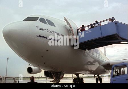 Ein Airbus A340, den Namen des ehemaligen bayerischen Ministerpräsidenten Franz Josef Strauss' ist das Lager auf der Landebahn am 11.5.1992. Er begann nach der Zeremonie der neue Flughafen München im Erdinger Moos mit Ehrengästen zu einer alpinen Flug öffnen. | Verwendung weltweit Stockfoto