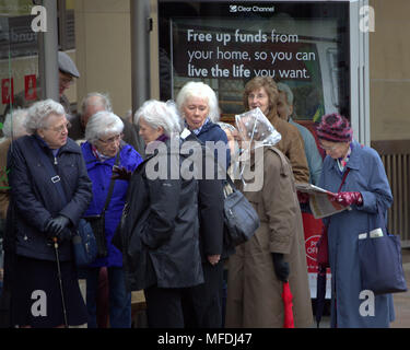 Glasgow, Schottland, Großbritannien, 25. April. UK Wetter: North Hanover Street Haltestelle Masse Leitung der Rentner vor apt verkaufen ihr Haus Werbung anmelden Sonnenschein und Duschen wie die Einheimischen und Touristen den Beginn des Sommers genießen. Gerard Fähre / alamy Nachrichten Stockfoto