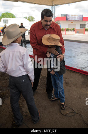 Venezuela, Tucupita. 24. April 2018. Der Präsident von Venezuela, Nicolás Maduro, kommt am Flughafen in der Stadt Tucupita, Hauptstadt des Bundesstaates Delta Amacuro (Osten), in einer Veranstaltung zu beteiligen. Marcos Salgado/Alamy Nachrichten Stockfoto