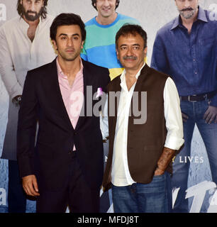 Indische Film Schauspieler Ranbir Kapoor mit Regisseur Rajkumar Thonke darstellen, während der Film Sanju teaser Start bei PVR, Juhu in Mumbai. Stockfoto