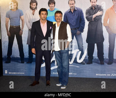 Indische Film Schauspieler Ranbir Kapoor mit Regisseur Rajkumar Thonke darstellen, während der Film Sanju teaser Start bei PVR, Juhu in Mumbai. Stockfoto