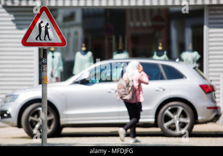 25 April 2018, Deutschland, Reutlingen: ein Zeichen Warnung gegen die mombies" neben einer Schule. Das Kunstwort ist eine Mischung aus der Martphone' und 'Zombie' und steht für Menschen, die über Straßen mit ihren Augen, um ihre Telefone geklebt. Foto: Christoph Schmidt/dpa Stockfoto