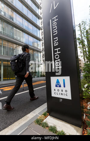 Ein Geschäftsmann an der neuen Henn-na Hotel Hamamatsucho am 25 April, 2018, Tokio, Japan. Die neue Niederlassung der Henn-na Hotel, was wörtlich übersetzt als ''seltsame Hotel,'' ist in der Nähe des World Trade Center Gebäude und der Hamamatsucho Station entfernt. Es ist von Menschen und Robotern managed programmiert Gäste in Englisch, Chinesisch, Koreanisch und Japanisch zu besuchen. Japanische Reisebüro H.I.S. betreibt das Hotel mit 14 Etagen und 118 Zimmern, mit Preisen ab JPY 12.000 pro Nacht. Das neue Hotel verfügt über eine KI (Künstliche Intelligenz) Roboter Klinik mit zahnmedizinischen, Dermatologie und allgemeine Medi Stockfoto