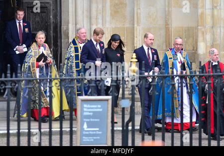 London, 25. April 2018. Prinz William und Prinz Harry und Meghan Markle verlassen die Westminster Abbey mit den sehr Rev John Hall, nach der jährlichen Anzac Day Service. Credit: PjrFoto/Alamy leben Nachrichten Stockfoto