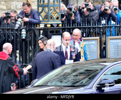 London, 25. April 2018. Prinz William und Prinz Harry und Meghan Markle verlassen die Westminster Abbey mit den sehr Rev John Hall (Dekan der Abtei) nach der jährlichen Anzac Day Service. Die Fotografen sind alle auf Meghan Credit: PjrFoto/Alamy Leben Nachrichten konzentriert Stockfoto