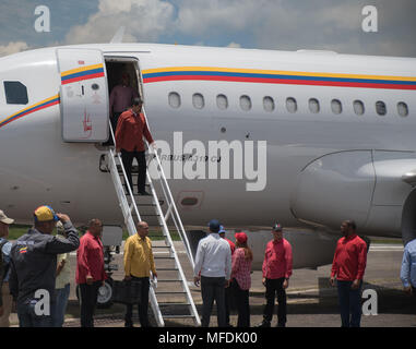 Venezuela, Tucupita. 24. April 2018. Der Präsident von Venezuela, Nicolás Maduro, kommt am Flughafen in der Stadt Tucupita, Hauptstadt des Bundesstaates Delta Amacuro (Osten), in einer Veranstaltung zu beteiligen. Marcos Salgado/Alamy Nachrichten Stockfoto