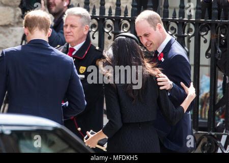 London, Großbritannien. 25. April 2018. Prinz William grüßt Meghan Markle, als sie sich mit Prinz Harry an der Anzac Day Service von Thanksgiving und Gedenken am Westminster Abbey ankommt. Credit: Mark Kerrison/Alamy leben Nachrichten Stockfoto