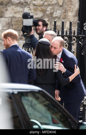 London, Großbritannien. 25. April 2018. Prinz William grüßt Meghan Markle, als sie sich mit Prinz Harry an der Anzac Day Service von Thanksgiving und Gedenken am Westminster Abbey ankommt. Credit: Mark Kerrison/Alamy leben Nachrichten Stockfoto