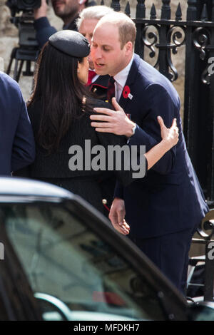 London, Großbritannien. 25. April 2018. Prinz William grüßt Meghan Markle, als sie sich mit Prinz Harry an der Anzac Day Service von Thanksgiving und Gedenken am Westminster Abbey ankommt. Credit: Mark Kerrison/Alamy leben Nachrichten Stockfoto