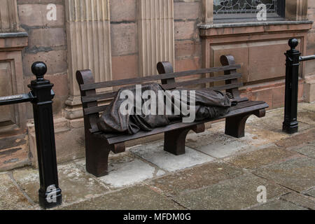 St. Annes Sq, Manchester, UK. 25. April 2018: Obdachlose Jesus Skulptur in St. Annes Square Manchester - eine soziale Kommentar auf die Obdachlosen Problem in der Stadt. Obdachlose, Jesus, auch als Jesus die Obdachlosen bekannt ist, ist die Arbeit des kanadischen Bildhauers und gläubiger Katholik, Timothy Schmalz, deren ursprüngliche Gießen von Jesus auf einer Parkbank in Toronto installiert wurde. Weitere wirft aus der Form gefertigt worden und haben in mehreren Städten rund um die Welt einschließlich der päpstlichen Büros in Rom erschien.. Credit: Dave Ellison/Alamy leben Nachrichten Stockfoto