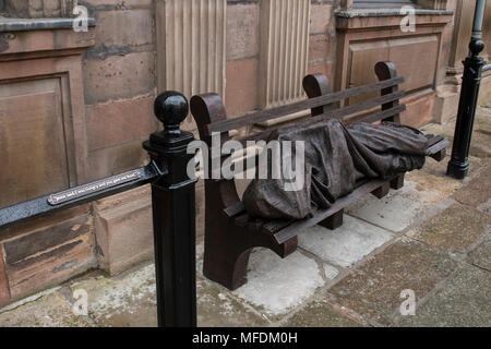 St. Annes Sq, Manchester, UK. 25. April 2018: Obdachlose Jesus Skulptur in St. Annes Square Manchester - eine soziale Kommentar auf die Obdachlosen Problem in der Stadt. Obdachlose, Jesus, auch als Jesus die Obdachlosen bekannt ist, ist die Arbeit des kanadischen Bildhauers und gläubiger Katholik, Timothy Schmalz, deren ursprüngliche Gießen von Jesus auf einer Parkbank in Toronto installiert wurde. Weitere wirft aus der Form gefertigt worden und haben in mehreren Städten rund um die Welt einschließlich der päpstlichen Büros in Rom erschien.. Credit: Dave Ellison/Alamy leben Nachrichten Stockfoto