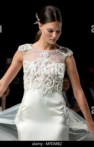 Barcelona, Spanien. 25. April 2018. Ein Modell geht der Start- und Landebahn im Carlo Pignatelli zeigen und die während des Barcelona Bridal Woche 2018. Credit: Jordi Boixareu/Alamy leben Nachrichten Stockfoto