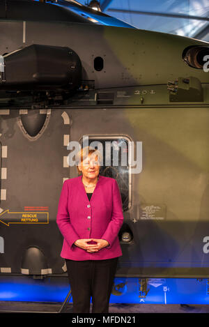Bundeskanzler der Bundesrepublik Deutschland, Angela Merkel von der Christlich Demokratischen Union (CDU) steht vor einem militärischen Hubschrauber während der Eröffnung am ersten Tag der Internationalen Luft- und Raumfahrt Ausstellung am Flughafen Schönefeld. Über 150.000 Besucher soll die zivile und militärische Luft- und Raumfahrt Messe zu besuchen. Stockfoto