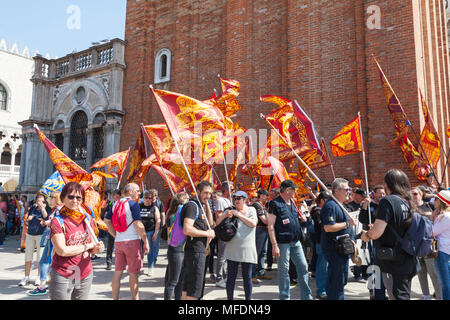 Venedig, Venetien, Italien. 25. April 2018. Feierlichkeiten in St. Markusplatz Kennzeichnung Tag der Befreiung (Festa della Liberazione) zum Gedenken an das Ende des Zweiten Weltkriegs und der nationalsozialistischen Besetzung Italiens und zum Gedenken an die gefallenen Soldaten. Für Venedig Es ist auch das Fest des Hl. Markus (festa di San Marco) der Schutzheilige der Stadt anlässlich des Jahrestages seines Todes in 68 N.CHR. Festlichkeiten sind rund um die Piazza San Marco und der Basilika San Marco eingetragen. Kredit MCpics/Alamy leben Nachrichten Stockfoto