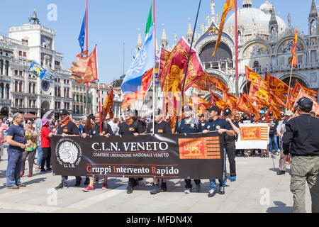 Venedig, Venetien, Italien. 25. April 2018. Feierlichkeiten in St. Markusplatz Kennzeichnung Tag der Befreiung (Festa della Liberazione) zum Gedenken an das Ende des Zweiten Weltkriegs und der nationalsozialistischen Besetzung Italiens und zum Gedenken an die gefallenen Soldaten. Für Venedig Es ist auch das Fest des Hl. Markus (festa di San Marco) der Schutzheilige der Stadt markiert den Jahrestag seines Todes. CLN Gruppe aktivieren für die Befreiung von Venedig von Italien als Demokratie in Piazza San Marco. Stockfoto