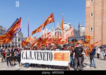 Venedig, Venetien, Italien. 25. April 2018. Feierlichkeiten in St. Markusplatz Kennzeichnung Tag der Befreiung (Festa della Liberazione) zum Gedenken an das Ende des Zweiten Weltkriegs und der nationalsozialistischen Besetzung Italiens und zum Gedenken an die gefallenen Soldaten. Für Venedig Es ist auch das Fest des Hl. Markus (festa di San Marco) der Schutzheilige der Stadt markiert den Jahrestag seines Todes. iCLN Gruppe aktivieren für die Befreiung von Venedig her Italien als Demokratie in Piazza San Marco. Kredit MCpics/Alamy leben Nachrichten Stockfoto