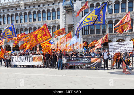 Venedig, Venetien, Italien. 25. April 2018. Feierlichkeiten in St. Markusplatz Kennzeichnung Tag der Befreiung (Festa della Liberatione) zum Gedenken an das Ende des Zweiten Weltkriegs und der nationalsozialistischen Besetzung Italiens und zum Gedenken an die gefallenen Soldaten. Für Venedig Es ist auch das Fest des Hl. Markus (festa di San Marco) der Schutzheilige der Stadt markiert den Jahrestag seines Todes. Aktivisten von CLN holding Banner Förderung der Befreiung von Venedig von Italien als Demokratie in Piazza San Marco. Kredit MCpics/Alamy leben Nachrichten Stockfoto