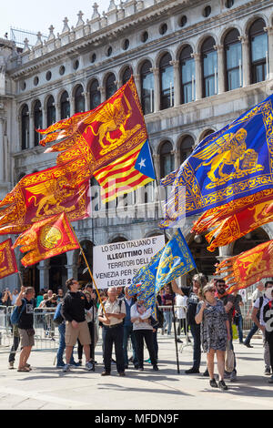 Venedig, Venetien, Italien. 25. April 2018. Feierlichkeiten in St. Markusplatz Kennzeichnung Tag der Befreiung (Festa della Liberazione) zum Gedenken an das Ende des Zweiten Weltkriegs und der nationalsozialistischen Besetzung Italiens und zum Gedenken an die gefallenen Soldaten. Für Venedig Es ist auch das Fest des Hl. Markus (festa di San Marco) der Schutzheilige der Stadt anlässlich des Jahrestages seines Todes Aktivisten für die Befreiung von Venedig aus Italien mit einem Banner auf der Piazza San Marco. Die MCpicsAlamy leben Nachrichten Stockfoto