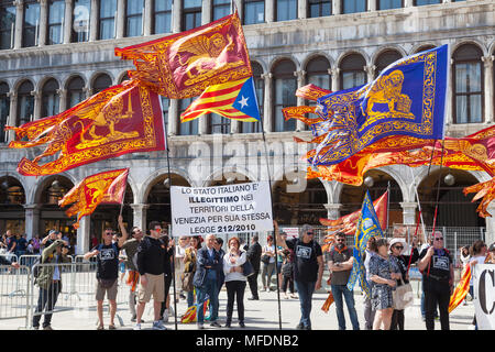 Venedig, Venetien, Italien. 25. April 2018. Feierlichkeiten in St. Markusplatz Kennzeichnung Tag der Befreiung (Festa della Liberazione) zum Gedenken an das Ende des Zweiten Weltkriegs und der nationalsozialistischen Besetzung Italiens und zum Gedenken an die gefallenen Soldaten. Für Venedig Es ist auch das Fest des Hl. Markus (festa di San Marco) der Schutzheilige der Stadt markiert den Jahrestag seines Todes. Aktivisten für die Befreiung von Venedig aus Italien mit einem Banner und Fahnen auf der Piazza San Marco. Kredit MCpics/Alamy leben Nachrichten Stockfoto