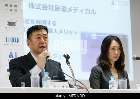 IDO-MEDICAL Co., Ltd. Präsident Yasunari Kageyama (L) spricht während einer Pressekonferenz am 25. April 2018, Tokio, Japan. Sawada gab eine Allianz mit IDO MEDIZINISCHE bis eine KI (Künstliche Intelligenz) Roboter Klinik in seiner neuen Zweig der Henn set-na (sonderbar) Hotel in der Nähe von der Hamamatsucho Station entfernt. Credit: Rodrigo Reyes Marin/LBA/Alamy leben Nachrichten Stockfoto