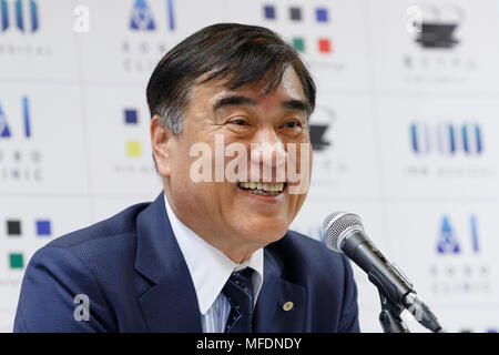 Japan's Reisebüro H.I.S. Präsident Hideo Sawada spricht während einer Pressekonferenz am 25. April 2018, Tokio, Japan. Sawada gab eine Allianz mit IDO MEDIZINISCHE bis eine KI (Künstliche Intelligenz) Roboter Klinik in seiner neuen Zweig der Henn set-na (sonderbar) Hotel in der Nähe von der Hamamatsucho Station entfernt. Credit: Rodrigo Reyes Marin/LBA/Alamy leben Nachrichten Stockfoto