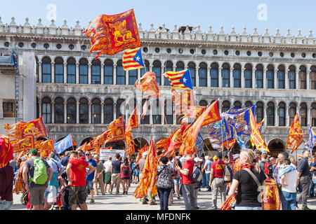 Venedig, Venetien, Italien. 25. April 2018. Feierlichkeiten in St. Markusplatz Kennzeichnung Tag der Befreiung (Festa della Liberazione) zum Gedenken an das Ende des Zweiten Weltkriegs und der nationalsozialistischen Besetzung Italiens und zum Gedenken an die gefallenen Soldaten. Für Venedig Es ist auch das Fest des Hl. Markus (festa di San Marco) der Schutzheilige der Stadt anlässlich des Jahrestages seines Todes in 68 N.CHR. Festlichkeiten sind rund um die Piazza San Marco und der Basilika San Marco mit einer Menge winkend Venezianischen flags zentriert. Kredit MCpics/Alamy leben Nachrichten Stockfoto
