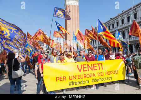 Venedig, Venetien, Italien. 25. April 2018. Feierlichkeiten in St. Markusplatz Kennzeichnung Tag der Befreiung (Festa della Liberatione) zum Gedenken an das Ende des Zweiten Weltkrieges und der NS-Besatzung in Italien. . Für Venedig Es ist auch das Fest von St. Markus. (Festa di San Marco) der Schutzheilige der Stadt anlässlich des Jahrestages seines Todes in 68 A.D. Gruppe mit Banner Förderung der Demokratie von Venedig und Befreiung aus Italien. Stockfoto