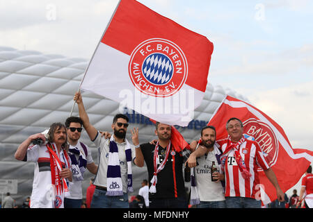 München, Deutschland. 25 Apr, 2018. Fussball, Champions League, K.o.-Runde, Halbfinale, Hinspiel, Bayern München gegen Real Madrid. Bayern Fans vor der Allianz Arena. Foto: Andreas Gebert/dpa/Alamy leben Nachrichten Stockfoto