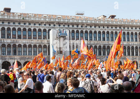 Venedig, Venetien, Italien. 25. April 2018. Feierlichkeiten in St. Markusplatz Kennzeichnung Tag der Befreiung (Festa della Liberazione) zum Gedenken an das Ende des Zweiten Weltkriegs und der nationalsozialistischen Besetzung Italiens und zum Gedenken an die gefallenen Soldaten. Für Venedig Es ist auch das Fest des Hl. Markus (festa di San Marco) der Schutzheilige der Stadt anlässlich des Jahrestages seines Todes in 68 N.CHR. Festlichkeiten sind rund um die Piazza San Marco und der Basilika San Marco mit einer großen Masse wellenartig Venezianischen flags zentriert. Stockfoto