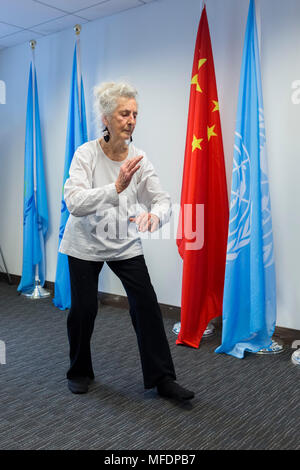 (180425) - NEW YORK, April 25, 2018 (Xinhua) - Doreen Hynd zeigt Tai Chi Chuan in New York, USA, am 19. April 2018. Doreen Hynd, ein leidenschaftlicher und energische Frau, die in den Vereinigten Staaten lebt, sagte, daß Sie Attribute ihrer Kraft zu lieben ihres Lebens und andauernde Praxis des Tai Chi Chuan, eine chinesische Kampfkunst praktiziert, sich selbst zu verteidigen und gesund zu halten. Im Alter von 93 Jahren, kann sie immer noch fast alles tun, um Sie zu-will-Kochen, Tanzen, Tennis spielen, fahren Sie mit dem Bus zu verschiedenen Orten ihre Schüler zu lehren - ohne den Körper zu belasten. (Xinhua/Li Muzi) Stockfoto