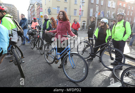 Dublin, Irland. 25 Apr, 2018. Töten Radfahrer. Radfahrer protestieren vor dem Leinster House (Zähler), in Dublin, Irland, fordern mehr Schutz auf den Straßen wie ein anderer Radfahrer war in dieser Woche getötet. Ich Fahrrad und Dublin Radfahren Kampagne fordern ein Minimum von 10% des Verkehrs Budget zum sicheren Radfahren und Wandern, der zugeordnet werden soll. Sie möchten auch eine bessere Gestaltung der Radfahren und Wandern Infrastructure. Fünf Radfahrer haben in diesem Jahr bisher getötet worden, mit 15 Todesfällen im letzten Jahr. Foto: Eamonn Farrell/RollingNews. ie Credit: RollingNews.ie/Alamy leben Nachrichten Stockfoto