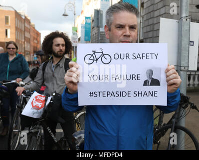 Dublin, Irland. 25 Apr, 2018. Töten Radfahrer. Radfahrer protestieren vor dem Leinster House (Zähler), in Dublin, Irland, fordern mehr Schutz auf den Straßen wie ein anderer Radfahrer war in dieser Woche getötet. Ich Fahrrad und Dublin Radfahren Kampagne fordern ein Minimum von 10% des Verkehrs Budget zum sicheren Radfahren und Wandern, der zugeordnet werden soll. Sie möchten auch eine bessere Gestaltung der Radfahren und Wandern Infrastructure. Fünf Radfahrer haben in diesem Jahr bisher getötet worden, mit 15 Todesfällen im letzten Jahr. Foto: Eamonn Farrell/RollingNews. ie Credit: RollingNews.ie/Alamy leben Nachrichten Stockfoto