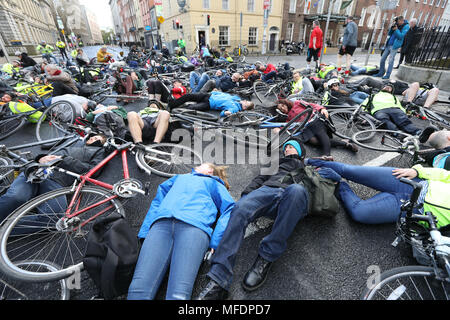 Dublin, Irland. 25 Apr, 2018. Töten Radfahrer. Radfahrer protestieren vor dem Leinster House (Zähler), in Dublin, Irland, fordern mehr Schutz auf den Straßen wie ein anderer Radfahrer war in dieser Woche getötet. Ich Fahrrad und Dublin Radfahren Kampagne fordern ein Minimum von 10% des Verkehrs Budget zum sicheren Radfahren und Wandern, der zugeordnet werden soll. Sie möchten auch eine bessere Gestaltung der Radfahren und Wandern Infrastructure. Fünf Radfahrer haben in diesem Jahr bisher getötet worden, mit 15 Todesfällen im letzten Jahr. Foto: Eamonn Farrell/RollingNews. ie Credit: RollingNews.ie/Alamy leben Nachrichten Stockfoto