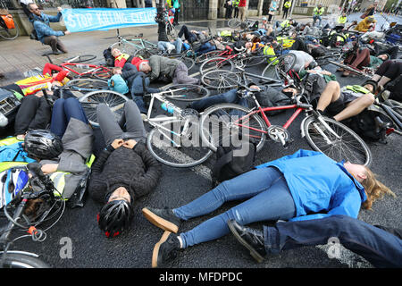 Dublin, Irland. 25 Apr, 2018. Töten Radfahrer. Radfahrer protestieren vor dem Leinster House (Zähler), in Dublin, Irland, fordern mehr Schutz auf den Straßen wie ein anderer Radfahrer war in dieser Woche getötet. Ich Fahrrad und Dublin Radfahren Kampagne fordern ein Minimum von 10% des Verkehrs Budget zum sicheren Radfahren und Wandern, der zugeordnet werden soll. Sie möchten auch eine bessere Gestaltung der Radfahren und Wandern Infrastructure. Fünf Radfahrer haben in diesem Jahr bisher getötet worden, mit 15 Todesfällen im letzten Jahr. Foto: Eamonn Farrell/RollingNews. ie Credit: RollingNews.ie/Alamy leben Nachrichten Stockfoto