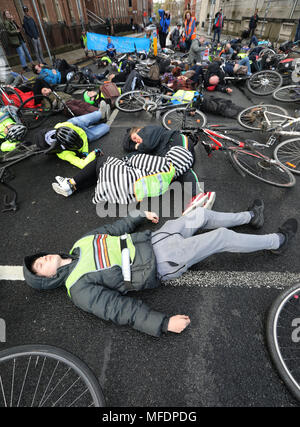 Dublin, Irland. 25 Apr, 2018. Töten Radfahrer. Radfahrer protestieren vor dem Leinster House (Zähler), in Dublin, Irland, fordern mehr Schutz auf den Straßen wie ein anderer Radfahrer war in dieser Woche getötet. Ich Fahrrad und Dublin Radfahren Kampagne fordern ein Minimum von 10% des Verkehrs Budget zum sicheren Radfahren und Wandern, der zugeordnet werden soll. Sie möchten auch eine bessere Gestaltung der Radfahren und Wandern Infrastructure. Fünf Radfahrer haben in diesem Jahr bisher getötet worden, mit 15 Todesfällen im letzten Jahr. Foto: Eamonn Farrell/RollingNews. ie Credit: RollingNews.ie/Alamy leben Nachrichten Stockfoto