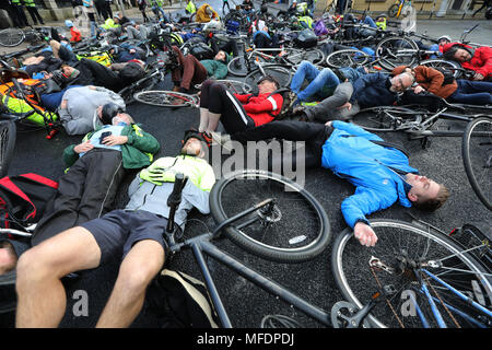 Dublin, Irland. 25 Apr, 2018. Töten Radfahrer. Radfahrer protestieren vor dem Leinster House (Zähler), in Dublin, Irland, fordern mehr Schutz auf den Straßen wie ein anderer Radfahrer war in dieser Woche getötet. Ich Fahrrad und Dublin Radfahren Kampagne fordern ein Minimum von 10% des Verkehrs Budget zum sicheren Radfahren und Wandern, der zugeordnet werden soll. Sie möchten auch eine bessere Gestaltung der Radfahren und Wandern Infrastructure. Fünf Radfahrer haben in diesem Jahr bisher getötet worden, mit 15 Todesfällen im letzten Jahr. Foto: Eamonn Farrell/RollingNews. ie Credit: RollingNews.ie/Alamy leben Nachrichten Stockfoto